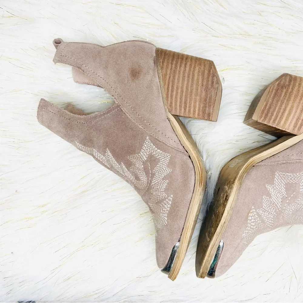 Mi.iM • Tess Faux Suede Embroidered Western Slip on Ankle boot Taupe size 6